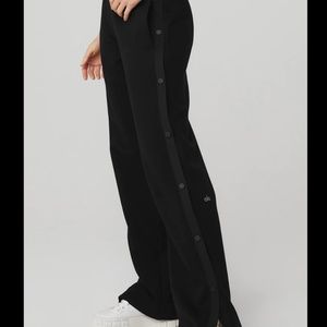 ALO COURTSIDE TEARAWAY SNAP PANT